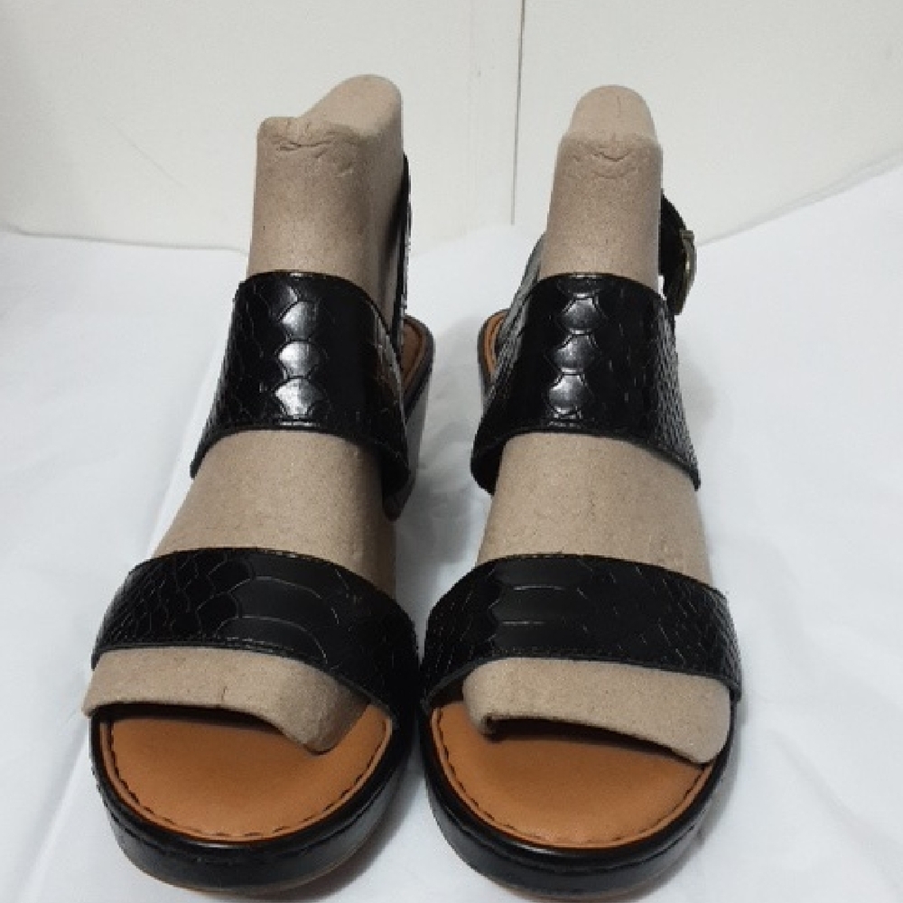 Born Black Textured Women's 9 Crossover Buckle‎ Sandals